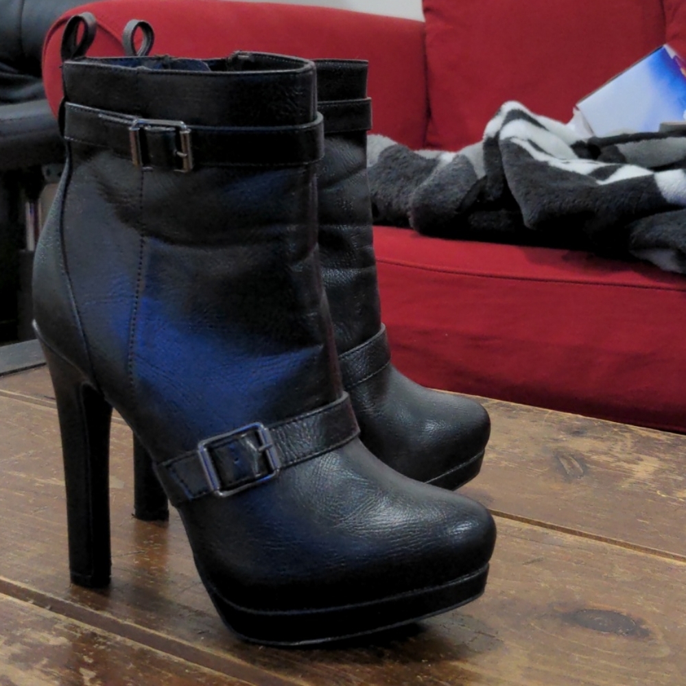 Simply Vera Wang - Women's Black Boots (Size 6.5)